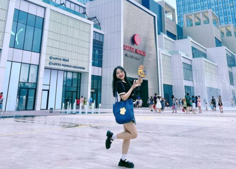 Khu vực giải trí sôi động bên trong Lotte Mall West Lake Hanoi với nhiều trò chơi và hoạt động hấp dẫn